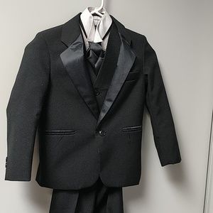 Boys Tuxedo - 6 pieces total